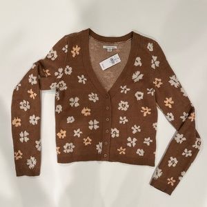 NWT! The Perfect Cardigan! Knit with Daisy Pattern Size Small